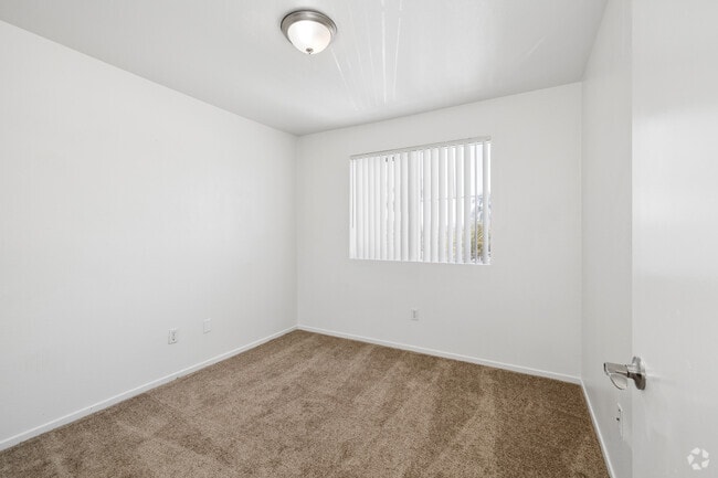 2BR, 1BA - 760SF - Second Bedroom