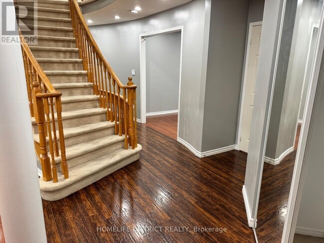 Photo - 1100 Ashgrove Crescent