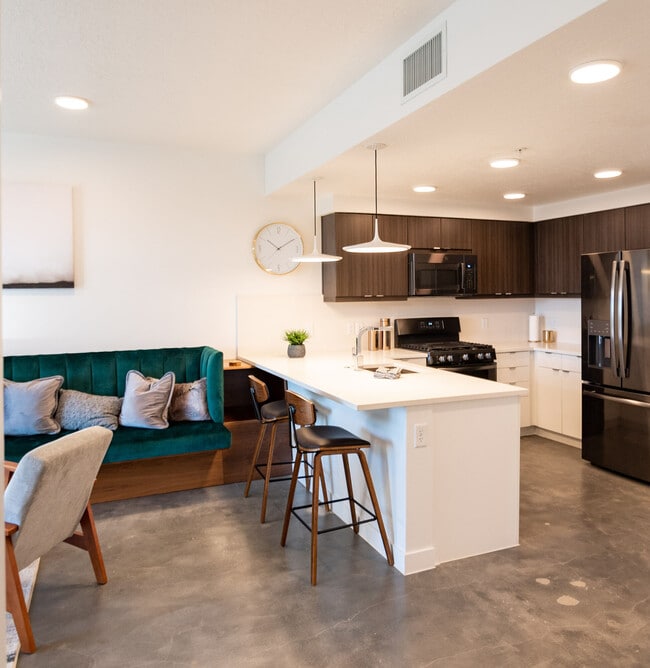 Building Photo - Quattro