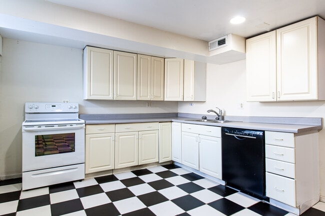 Building Photo - 828 W Dakin St Unit g