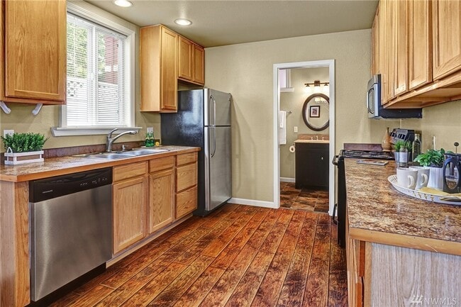 Photo - 3 Bed House Available Now! 1 block from Gr...