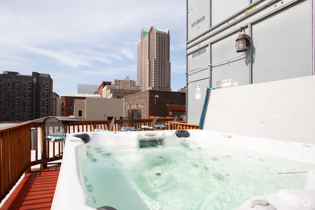 Rooftop Hot Tub - Gallery 400 Luxury Apartments