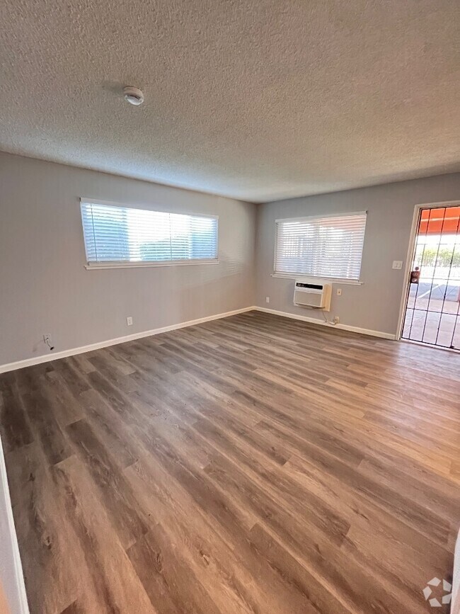 Building Photo - 1484 N Cedar Ave Rental