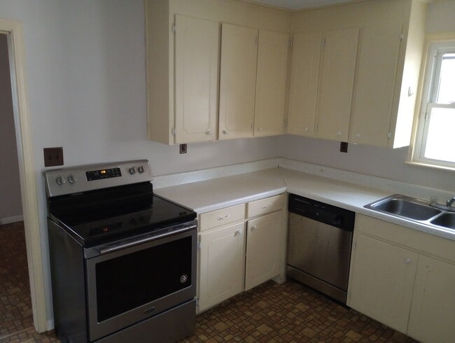 Photo - 3 Bedroom  2 Bath Home - Convenient Location