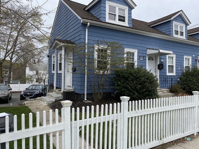 Building Photo - 834 Main St