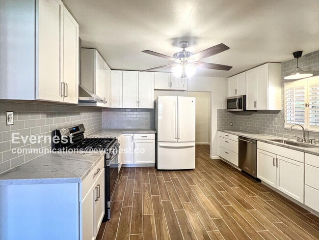 Building Photo - 801 W Earll Dr Rental