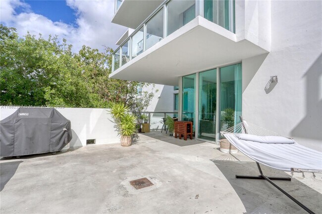 Photo - 720 NE 62nd St Unidad 310