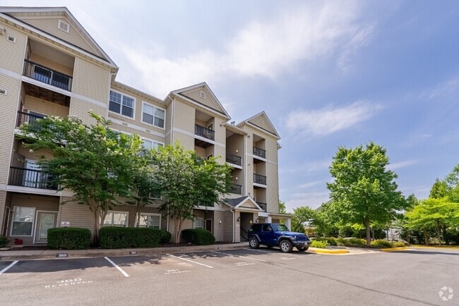 Building Photo - Luxurious Condo Living in Gated Stonegate ... Unit H