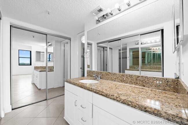 Building Photo - 105 Lake Emerald Dr Unit 706