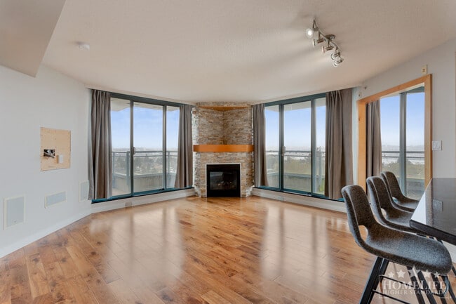 Photo - Spacious 1 Bedroom + Den Home with Exceptional Views in Surrey City Centre Unité 1405