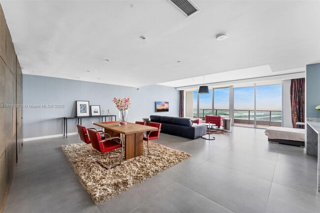 Photo - 900 Biscayne Blvd Unidad PH6205 Rental