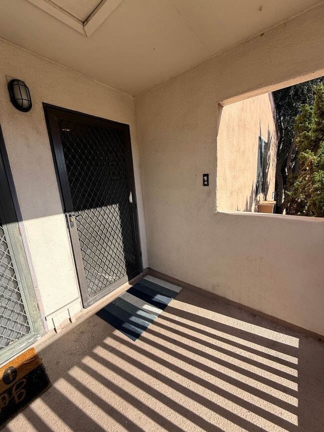 Building Photo - Centrally located Mission Valley 2 bedroom condo