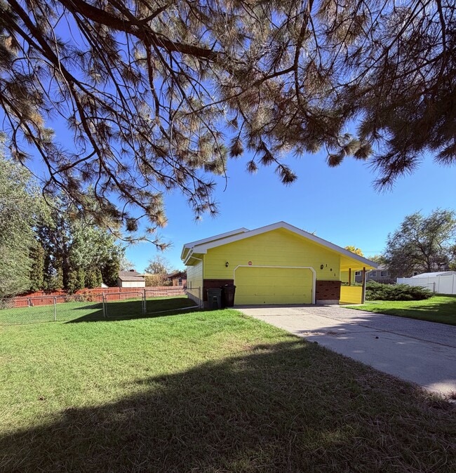 Photo - 181 Erickson Ct E