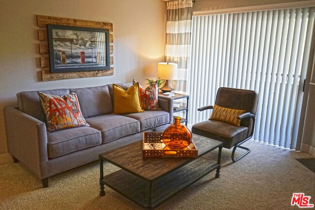 Photo - 151 E Holly St Unidad 2-307