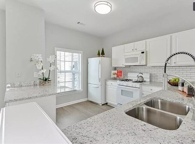 Photo - 1064 Prestwyck Court