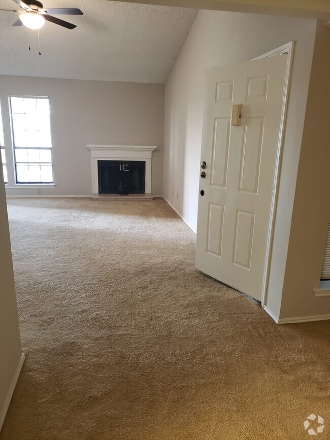 Building Photo - 1202 Thorpe Ln Unit 216B-2 Rental