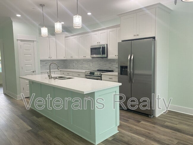 Photo - 127 E 5th St