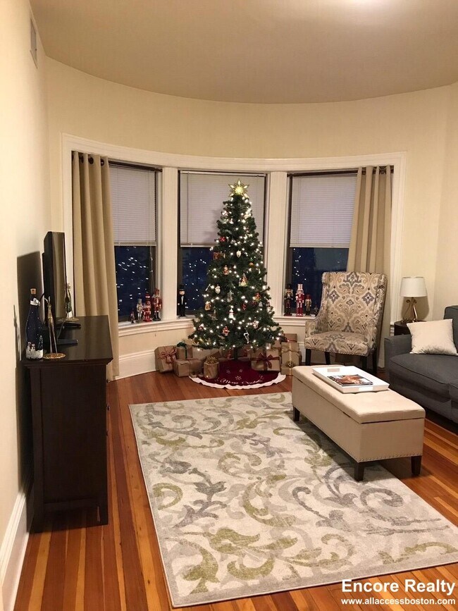 Building Photo - 1463 Beacon St Unit 38