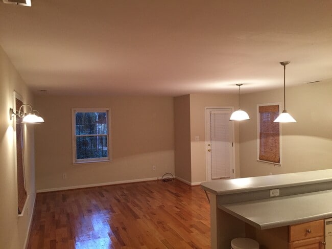 Photo - 685 Garibaldi St SW