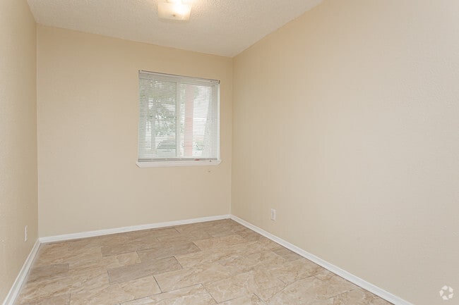 2 BR, 1 BA - 800 SF