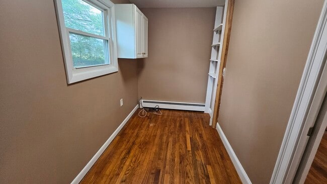 Walk In Closet - 5 Tudor Ct W