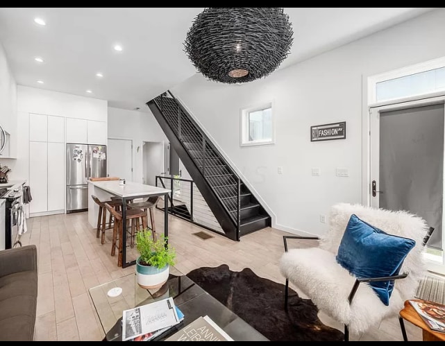 Photo - 986 Summit St