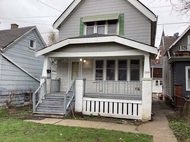 Building Photo - 5 bedroom single family home