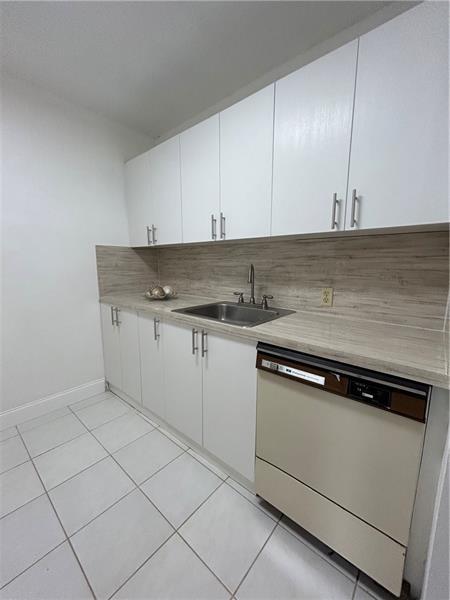 Building Photo - 185 Fanshaw E Rental