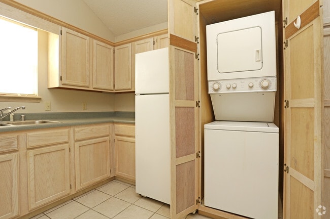 2BR, 1.5BA - 913 SF