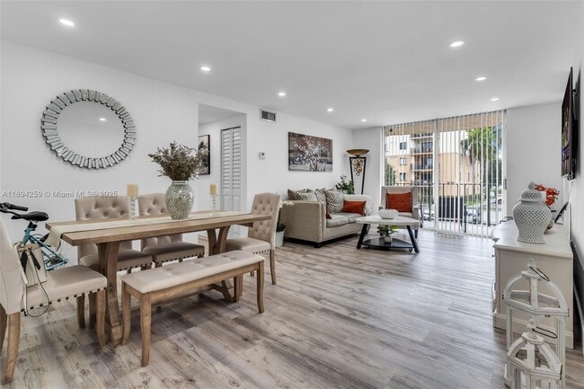 Photo - 9310 Fontainebleau Blvd Unidad 201