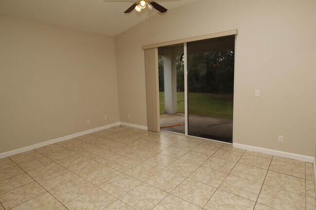 Photo - 523 Gardendale Cir SE