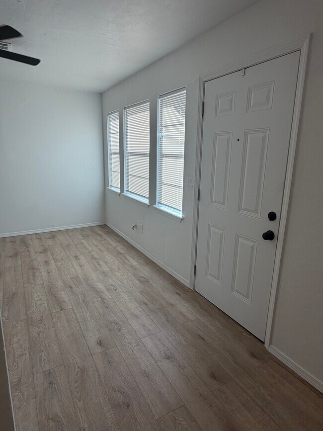 Living area with lots of natural light! - 615 S 6th St Unit 615