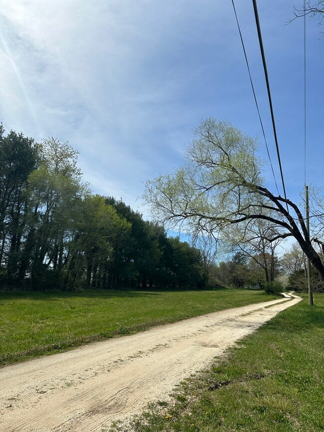 Drive to serenity. No traffic near apartment. - 851 9th St