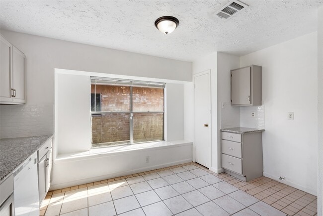 Photo - 1666 Meadow Green Dr