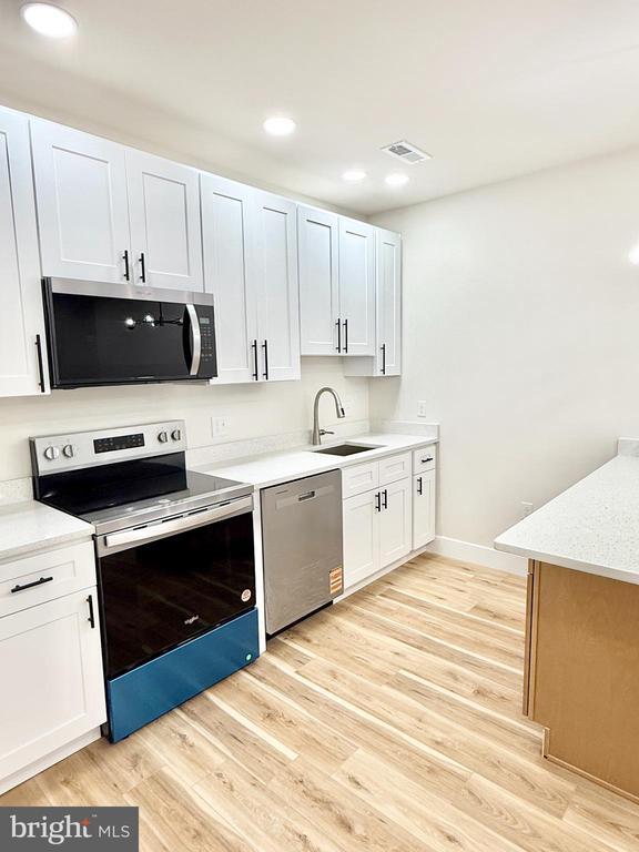Photo - 151 N York St