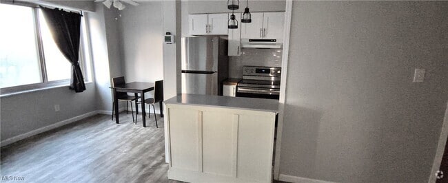 Building Photo - 12520 Edgewater Dr Unit 404 Rental