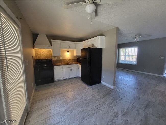 Photo - 261 E Van Wagenen St