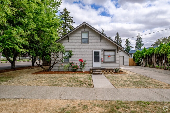 Building Photo - 147 NE Elm St Rental