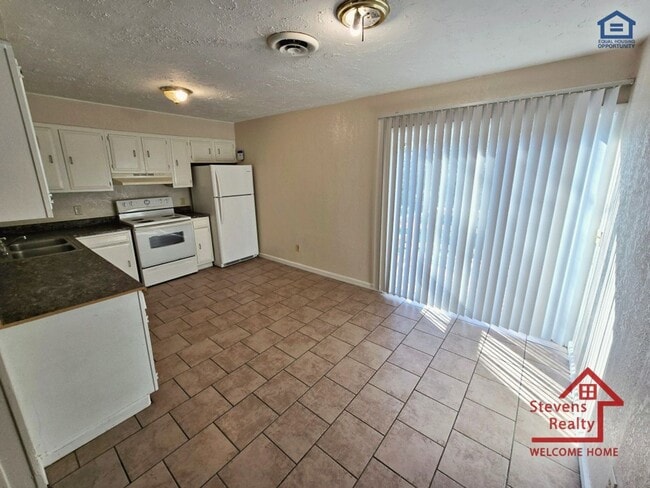 Photo - 210 Holly Berry Ln