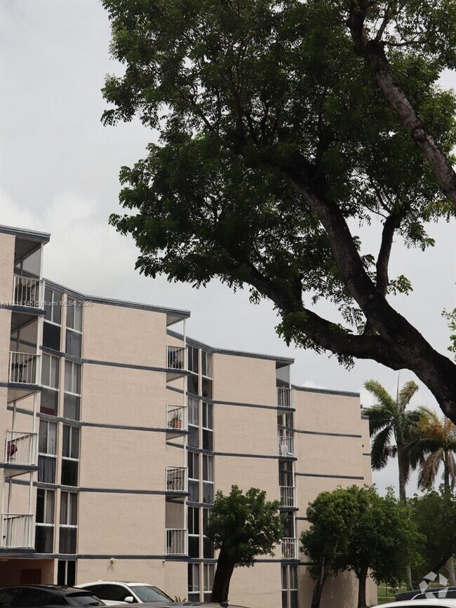 Building Photo - 6995 NW 186th St Unit E406 Rental