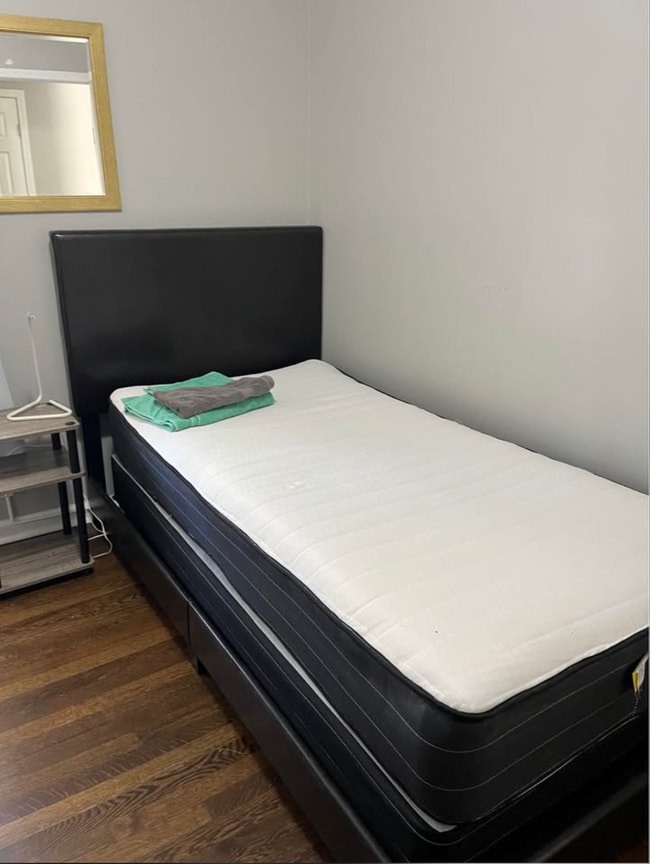 Private room - 6140 Hillandale Dr