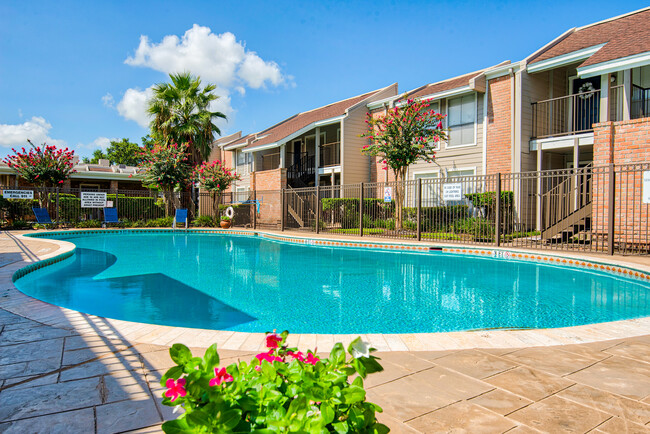 Pool - Briar Court Apartments