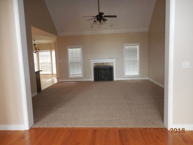 Photo - Lage 3 Bedroom 2 1/2 Bath Pet Friendly Home For Rent