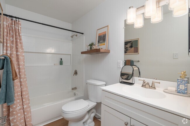 2BR, 1BA - 895SF - Bathroom
