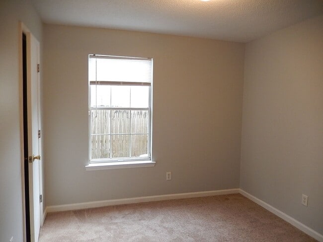 Building Photo - LOVELY & Spacious 3/2 Twn, New Plank Floor... Rental