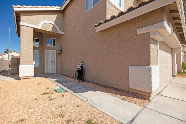 Photo - SE!!  Windmill and 215!! Newly remodeled!! All Tile Floors down stairs!! Low Maintenance Desert L...
