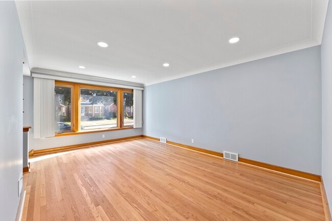 Photo - 5534 S Natoma Ave