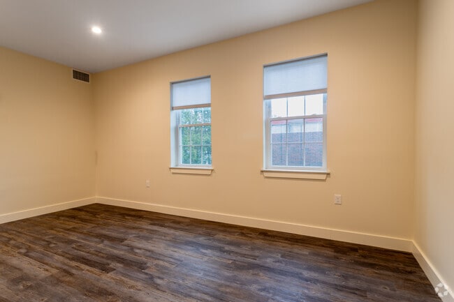 1 habitación, 1 baño - 565 pies cuadrados - Accesible para personas con discapacidad - Sala de estar - The Edge at Berwick - 8 Main Street