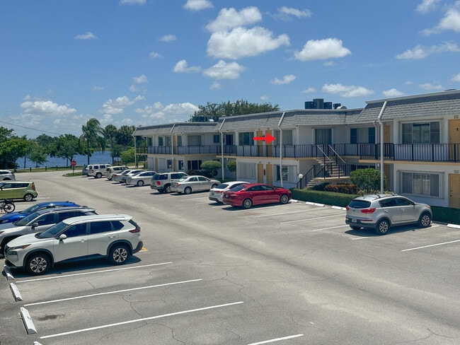 Building Photo - 3240 Lake Osborne Dr Unit 208