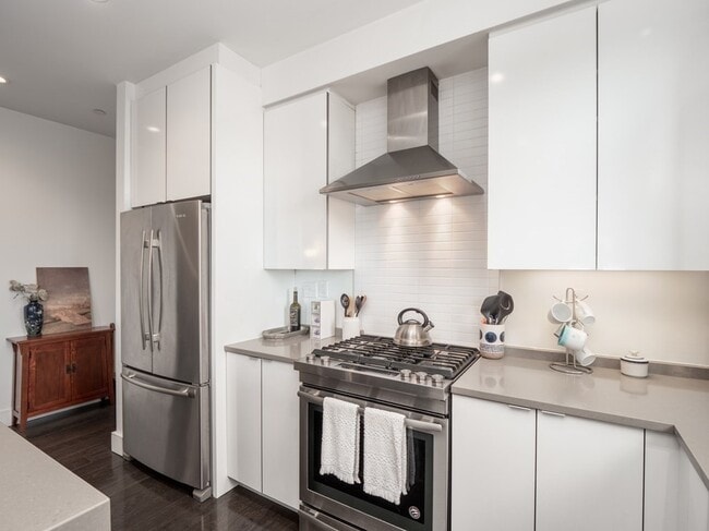 Building Photo - 2 W 6th St Unit 306